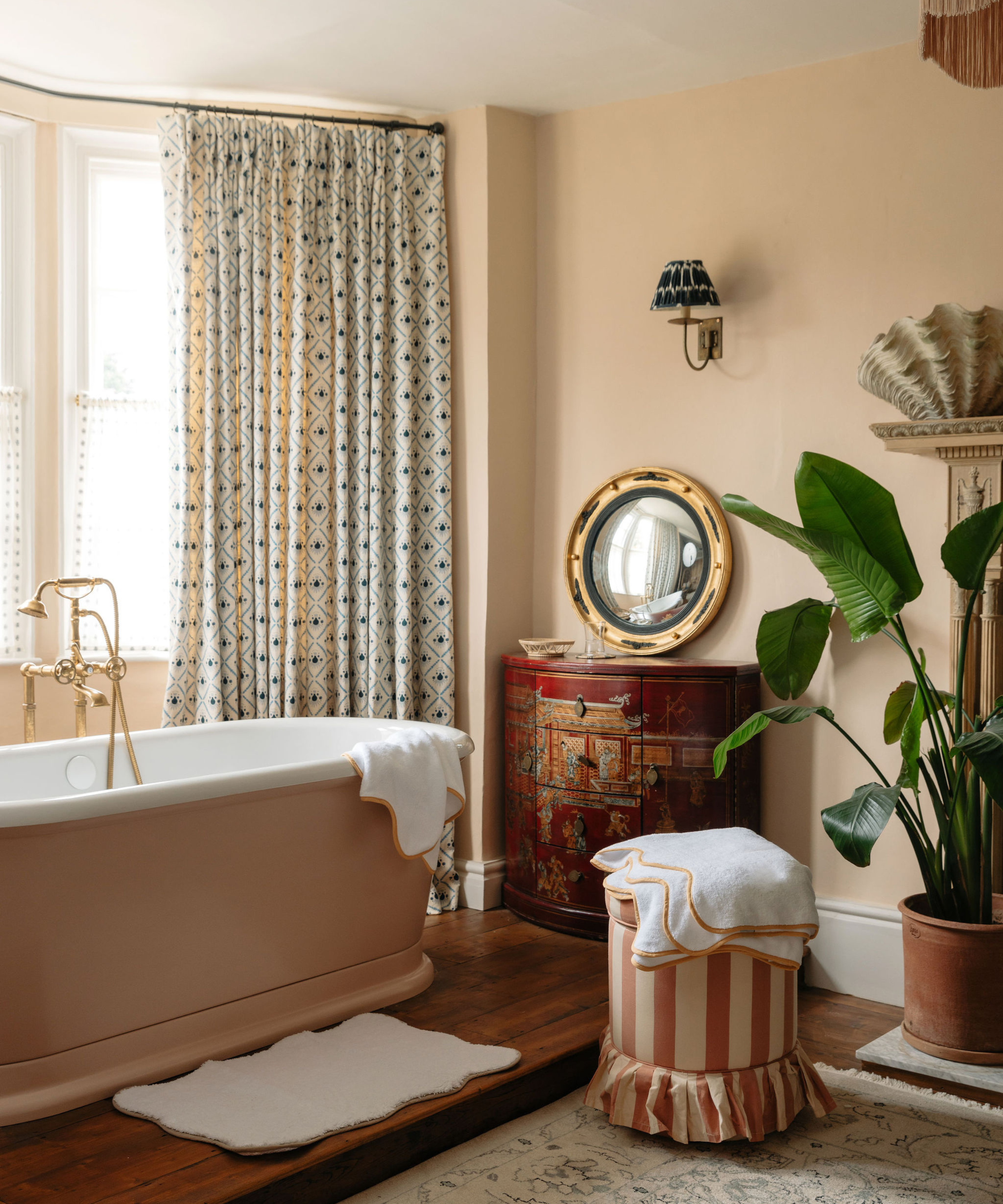 Amelia Scalloped Bath Mat, Taupe